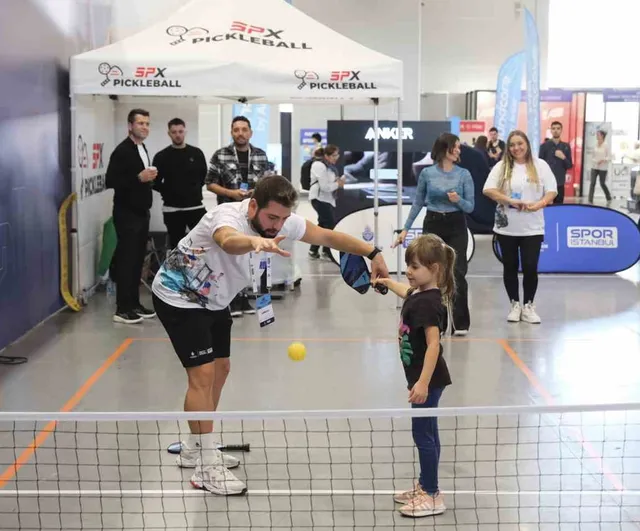 Yenikapı'da spor fuarı koşuculara kit teslimi ve indirim fırsatları sunuyor