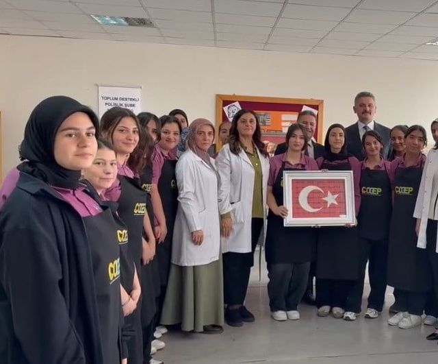 Yerel gençlere sanatla buluşma: Erzincan'da kâğıt rölyef kursu başladı