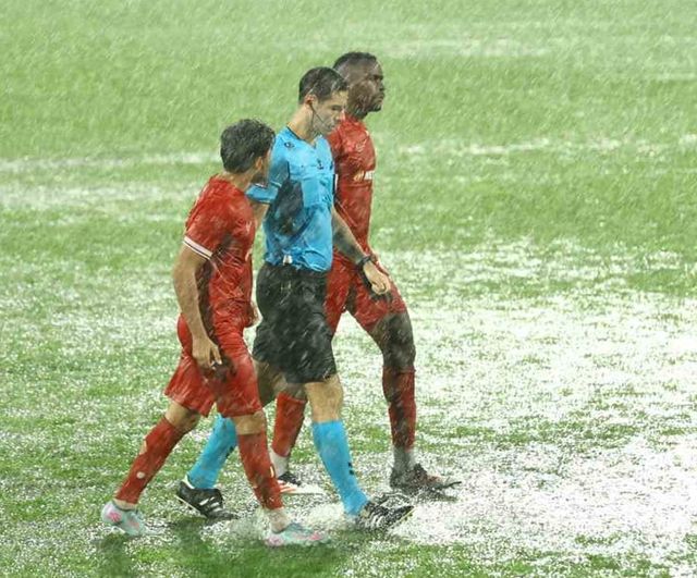 Yoğun yağmur sahayı bozdu: Ümraniyespor - Boluspor maçına 15 dakika ara
