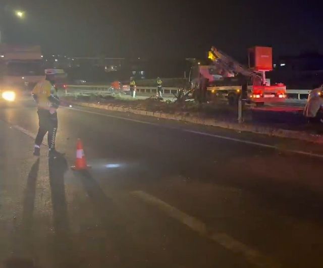 Yoldan çıkan otomobil refüje ve aydınlatma direklerine çarptı; sürücü ağır yaralandı