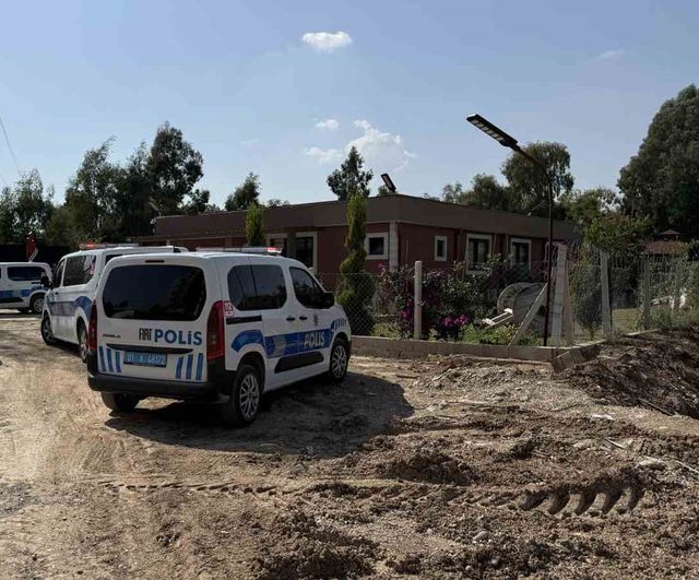 Yüreğir'de iş yeri hedef alındı; inşaat ofisinin duvarlarına 11 kurşun isabet etti