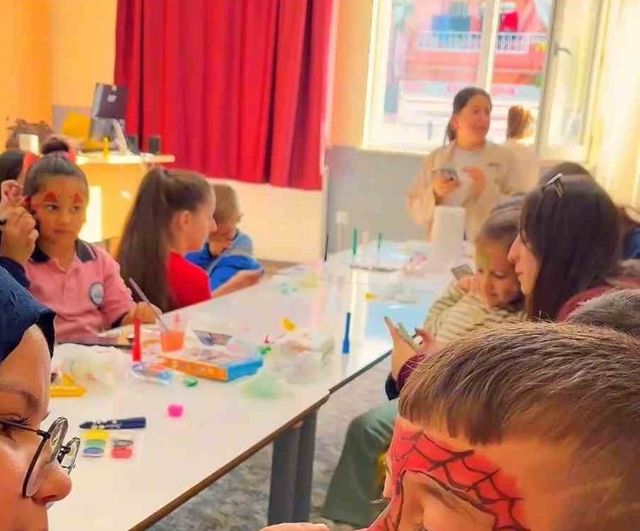 Yurt öğrencileri minik kalplere oyunla dokundu