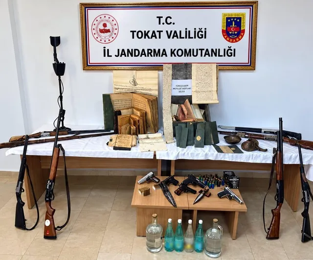 Zile'de eş zamanlı operasyonda tarihi eser ve çok sayıda silah ele geçirildi