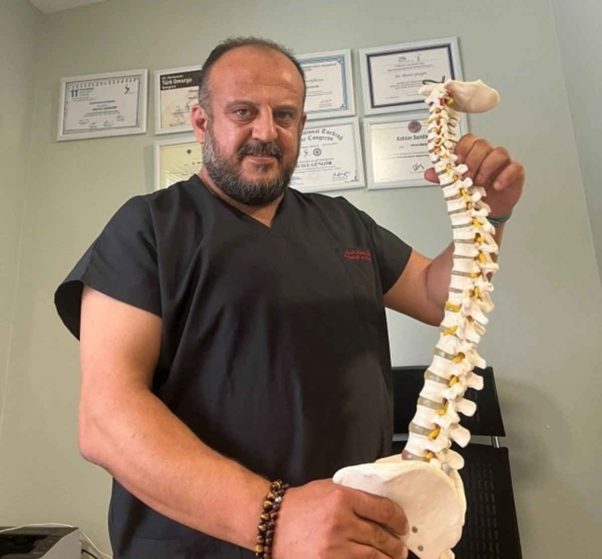 Cep telefonunu böyle kullanmak kamburluk ve beyin fıtığı yapıyor