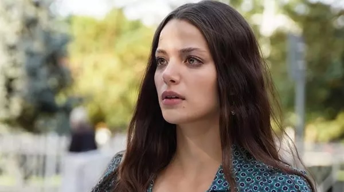 Leyla Tanlar'ın bikinili pozu başrolü kaptırdı