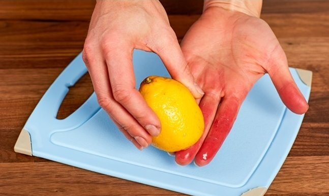 Pancarın Mor İzi ile Başa Çıkmak İçin Doğal Bir Çözüm: Limon İle Ellerini Ov