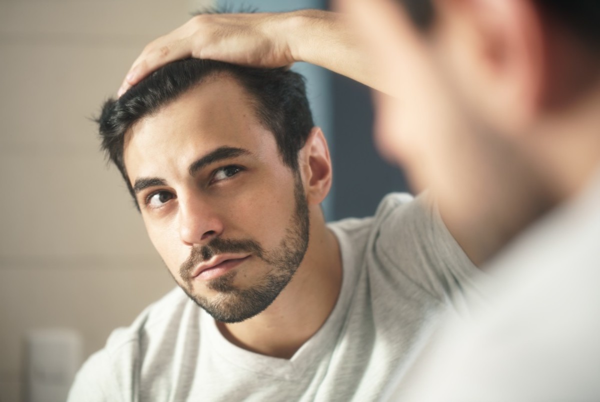 Saç dökülmesiyle başı dertte olan erkekler dikkat! Dökülmeyi doğal