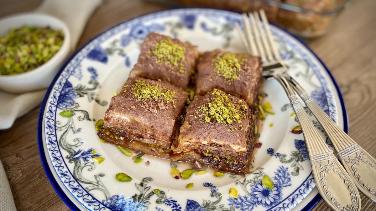 Sütlü Soğuk Baklava: Hazır Yufkayla Pratik Bir Tatlı