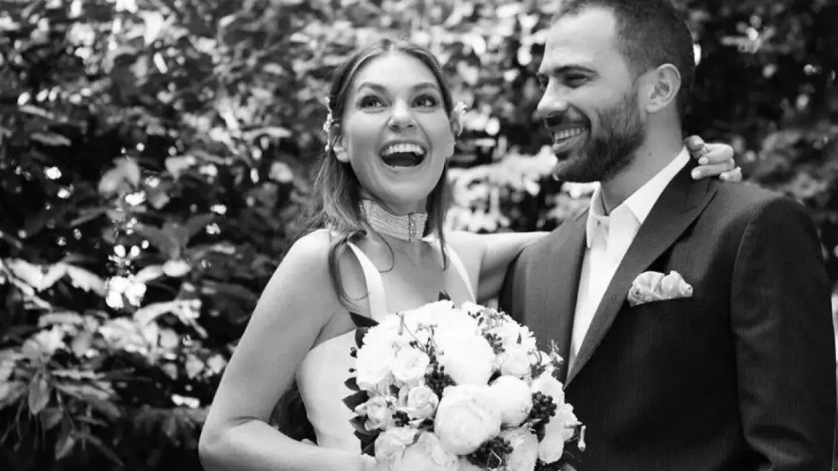 Aslı Enver ve kızı Elay’ın ilk uçak deneyimi! Eşi Berkin Gökbudak’tan sevgi dolu yorum