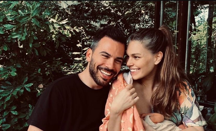 Aslı Enver ve kızı Elay’ın ilk uçak deneyimi! Eşi Berkin Gökbudak’tan sevgi dolu yorum