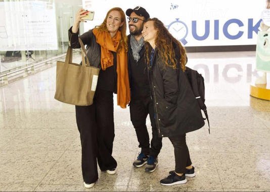 Megastar Tarkan, Antalya Konseri Öncesi Havalimanı’nda Hayranlarını Kırmadı