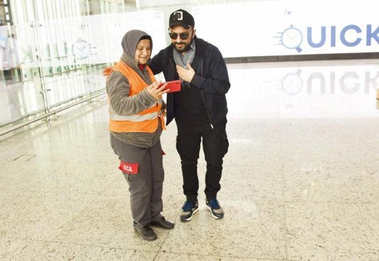 Megastar Tarkan, Antalya Konseri Öncesi Havalimanı’nda Hayranlarını Kırmadı