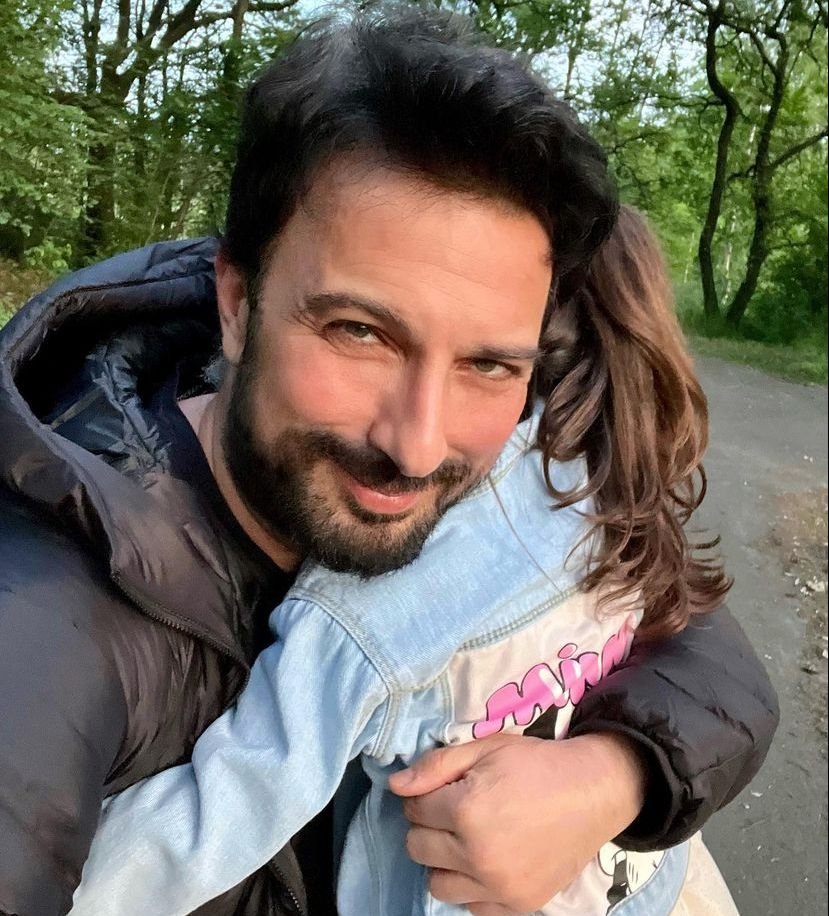 Megastar Tarkan, Antalya Konseri Öncesi Havalimanı’nda Hayranlarını Kırmadı