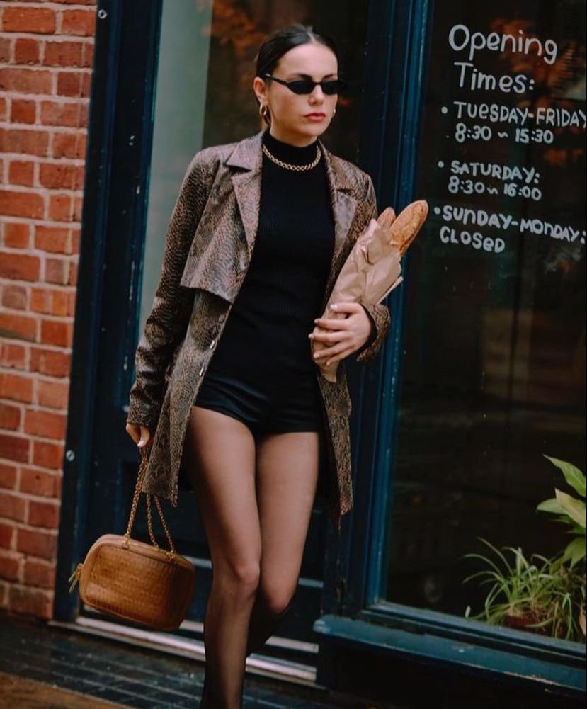 Yağmur Tanrısevsin’in Fırından Ekmek Aldığı Kombini Olay Oldu!