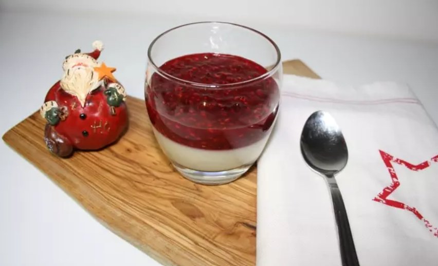 Çayın Yanına Enfes Bir Tatlı: Frambuaz Soslu Muhallebi