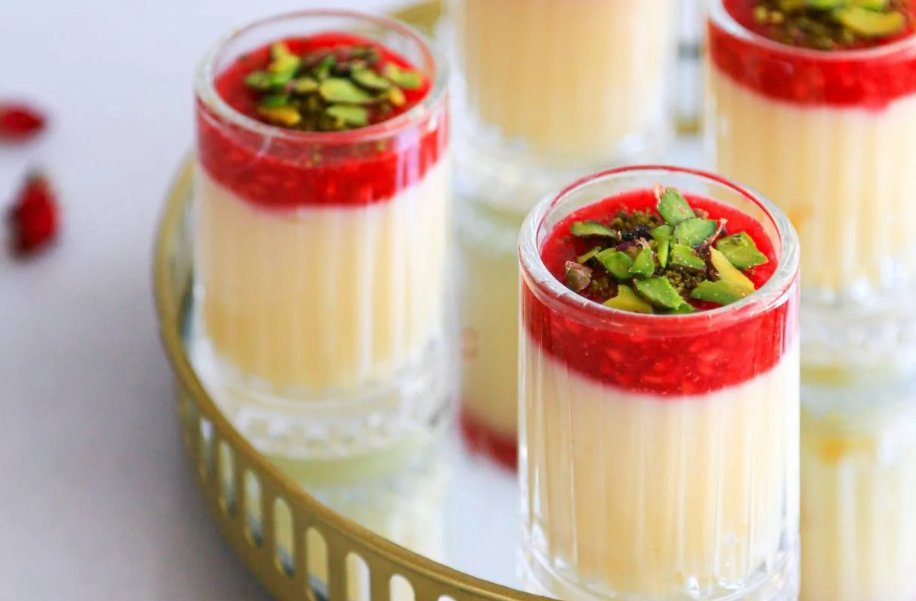 Çayın Yanına Enfes Bir Tatlı: Frambuaz Soslu Muhallebi