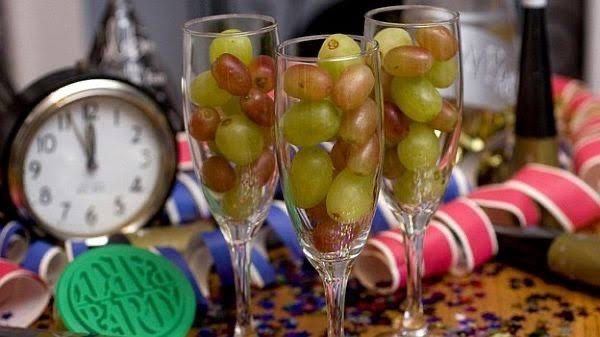 Yılbaşı Gecesi 12 Üzüm Yemek: Nereden Geliyor, Ne İfade Ediyor, Nasıl Yapılıyor?