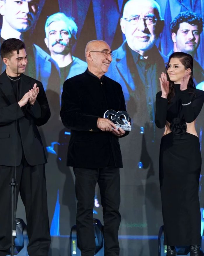 GQ Ödül Töreni’nde Şener Şen'in arka sırada oturması eleştirilere neden olmuştu işte arka sırada oturma sebebi!