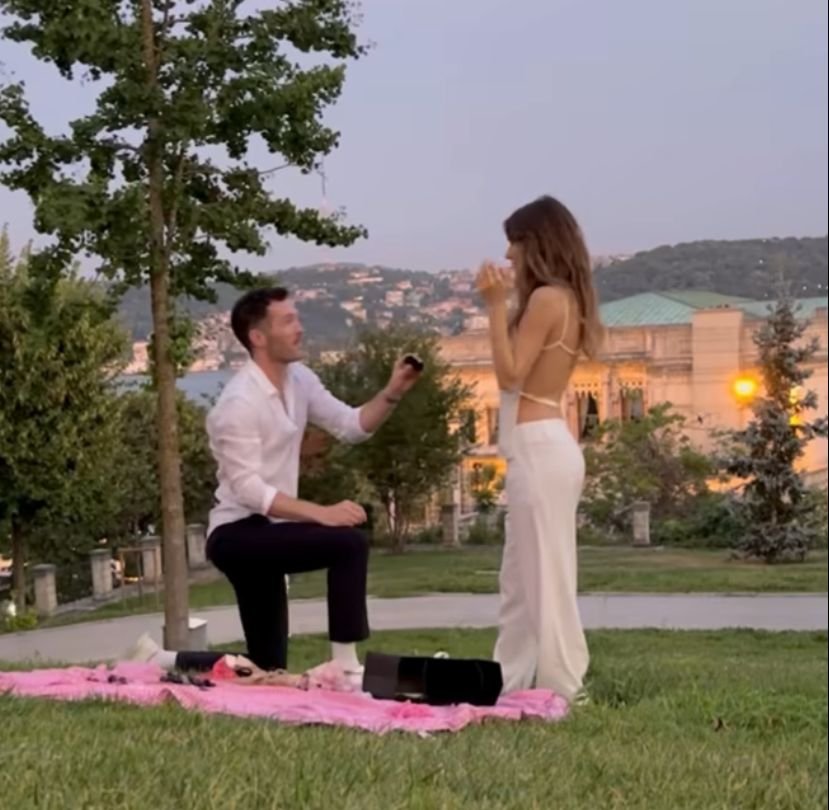 Aslı Sümen sevgilisi Chris Bann'ın evlilik teklfine evet dediği anları sosyal medya'da paylaştı! İşte detayları