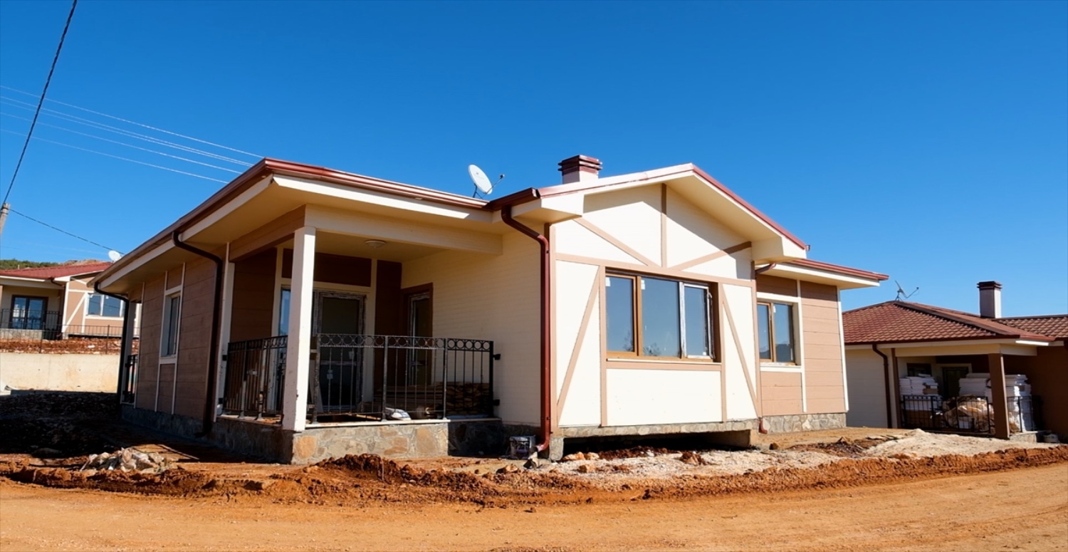 Kalıcı deprem konutlarına yönelik inşa süreci devam ediyor