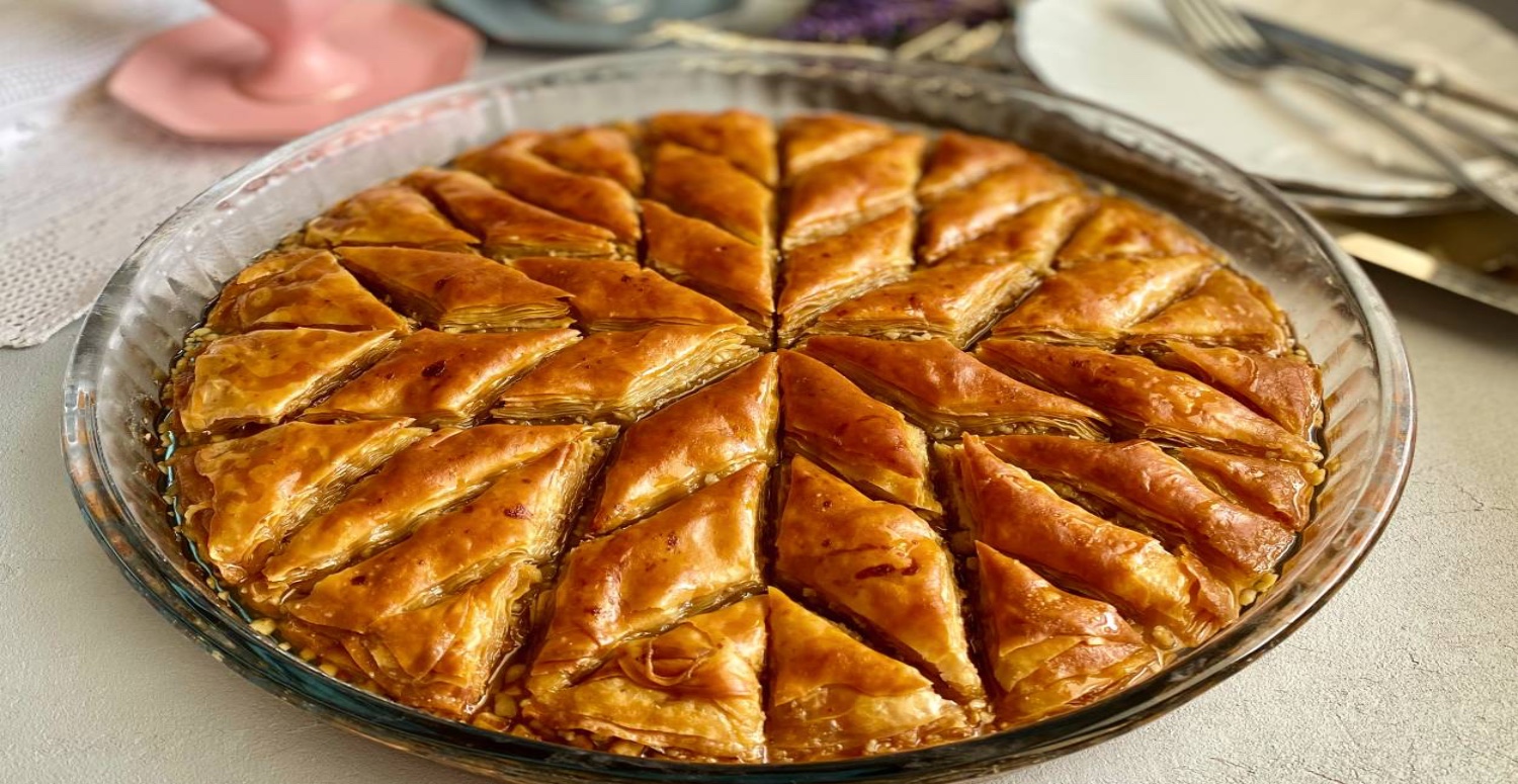 OKLAVASIZ CEVİZLİ BAKLAVA TARİFİ