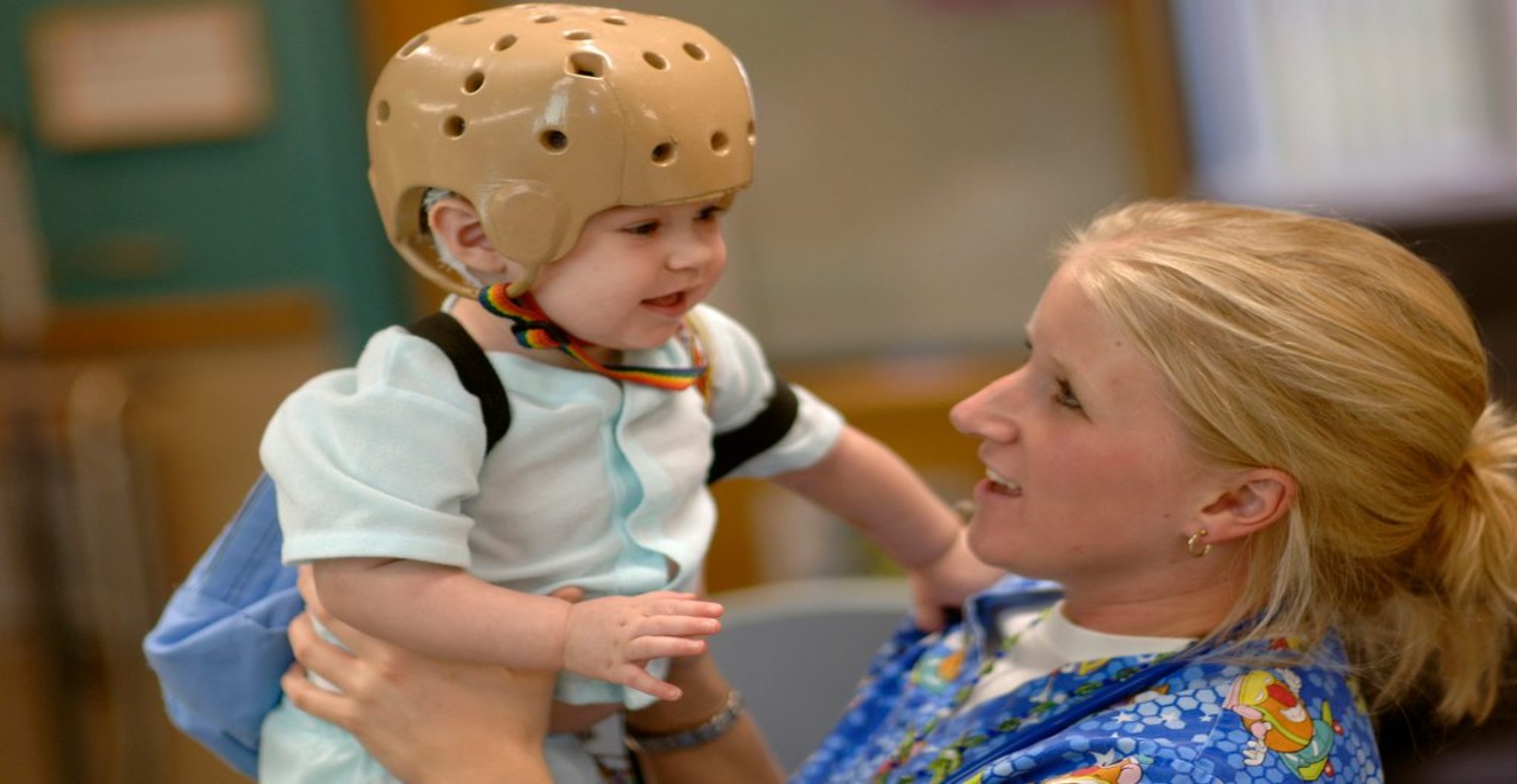 Припадки у детей. Детская эпилепсия раннего возраста. Дети больные эпилепсией. Шлем для детей с эпилепсией.