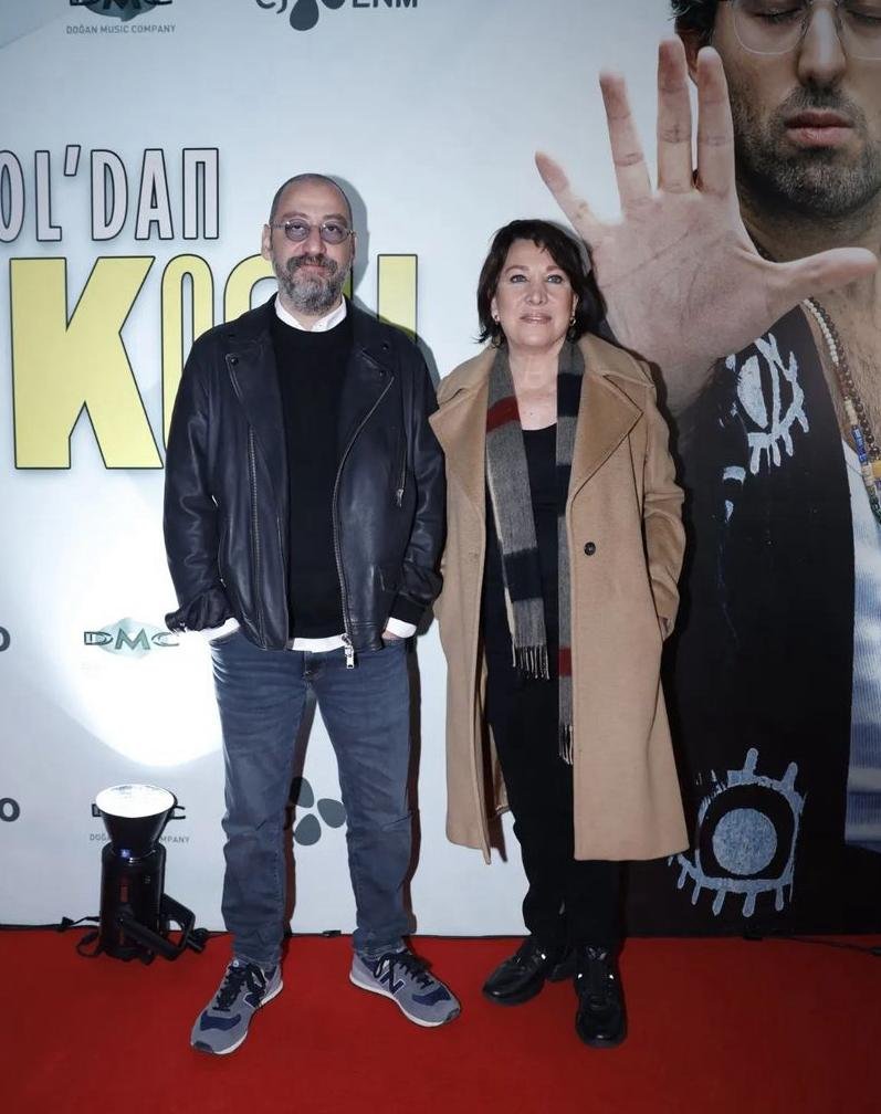 Doğu Demirkol'u Yaşam Koçu film Galasında Müstakbel Kayınvalidesi Oya Başar yalnız bırakmadı