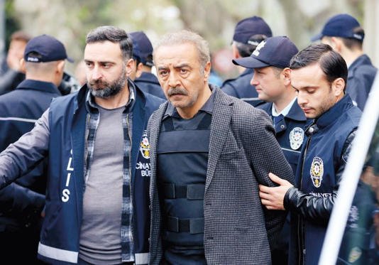 “İnci Taneleri” dizisinde pavyon dansı yapan Hazar Ergüçlü Anadolu Ateşi eğitmeni Elif Erol'dan ders aldı