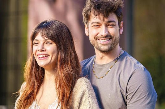 Senden Önce'nin başrolleri Sinem Ünsal ve Alp Navruz'dan ilk fotoğraf geldi!