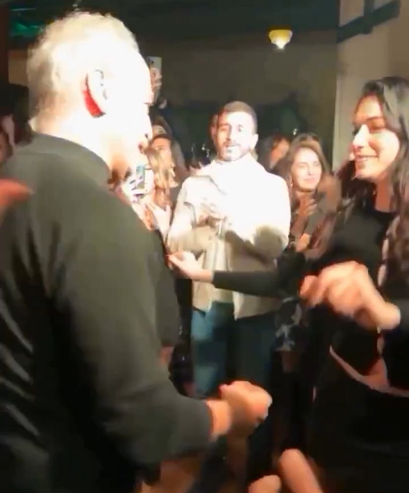 Yılmaz Erdoğan yeni dizisi İnci Taneleri'nin ilk bölümünü dizi ekibi ile izledi! İşte ekibin eğlenceli görüntüleri