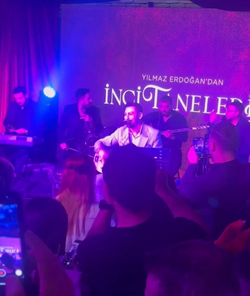 Yılmaz Erdoğan yeni dizisi İnci Taneleri'nin ilk bölümünü dizi ekibi ile izledi! İşte ekibin eğlenceli görüntüleri