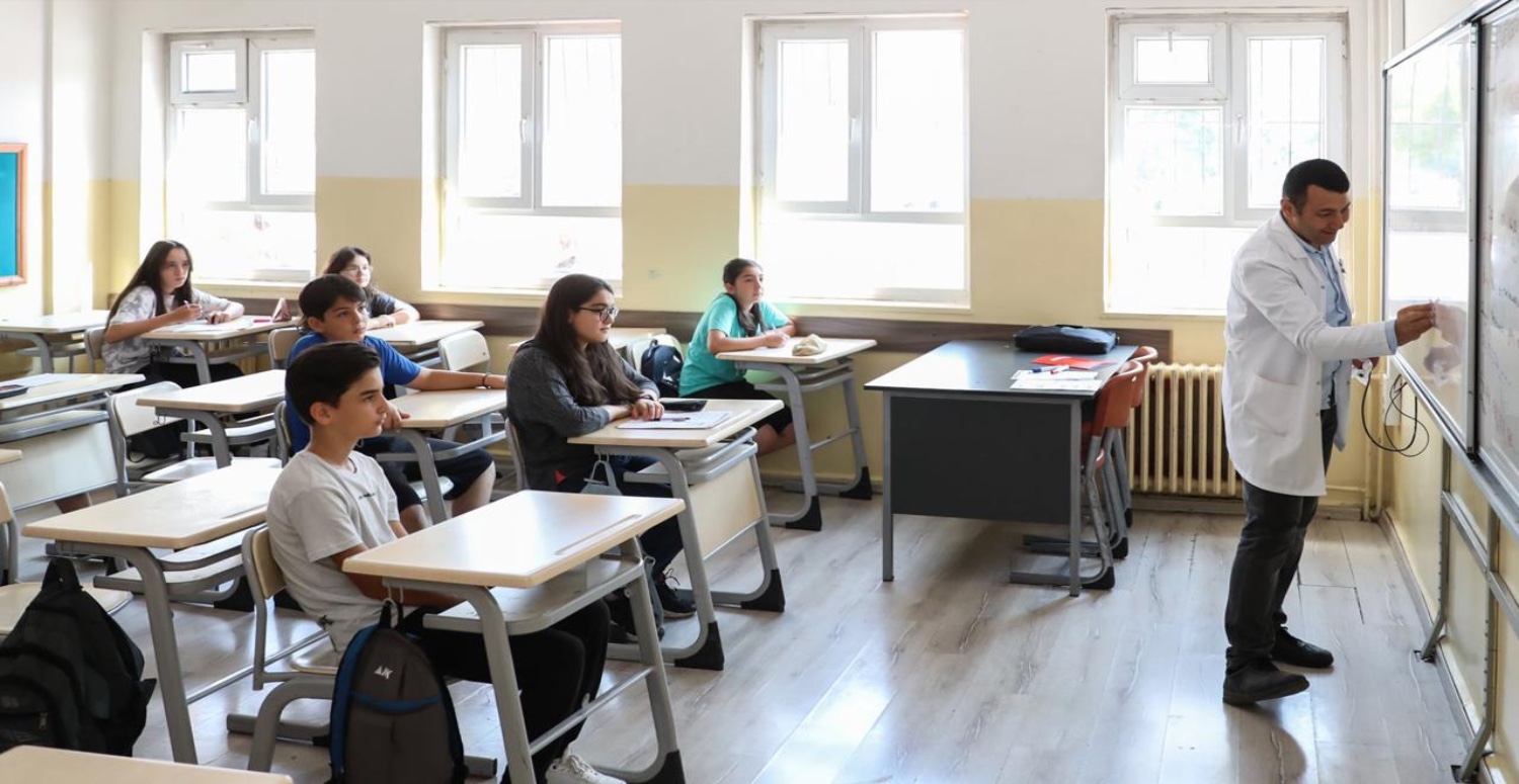 MEB’den hem öğrencileri hem velileri ilgilendiren açıklama verildi! “Ödev değil, oyun ve etkinlik yapın”