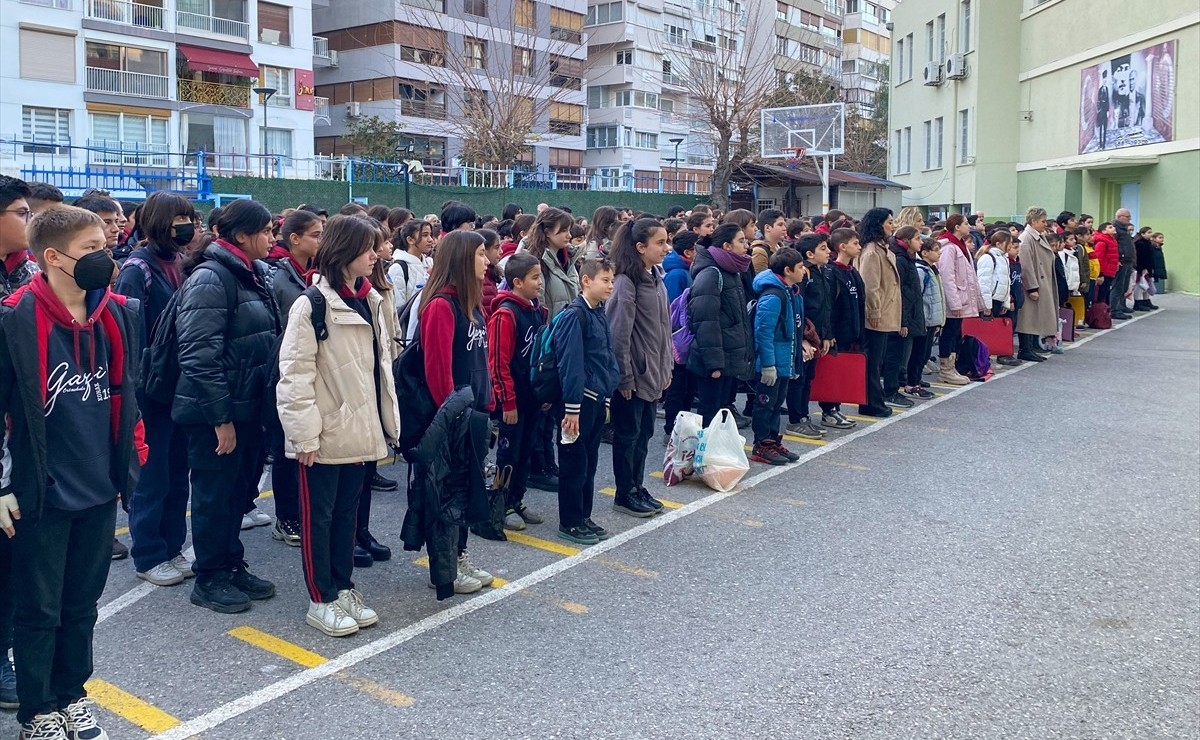 şehitlere saygı duruşu