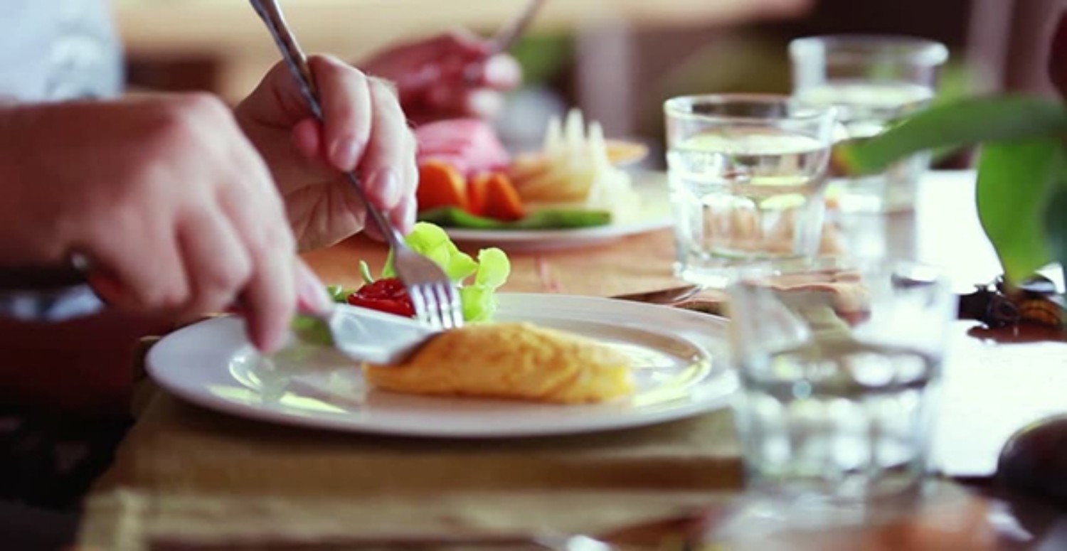 YEMEK YERKEN SU İÇMEK