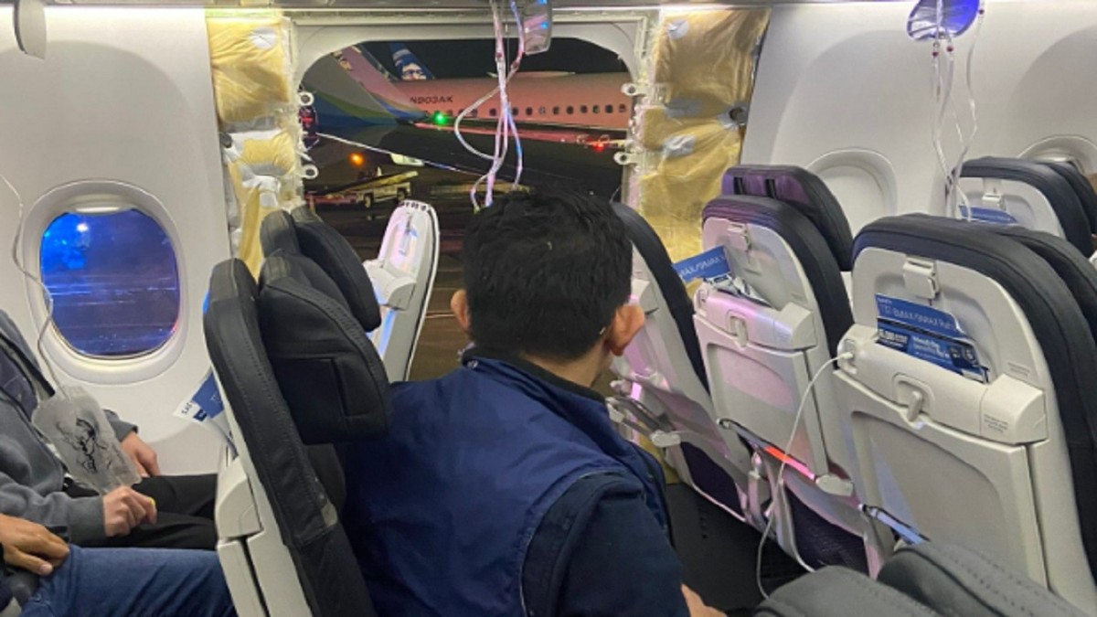 yolcu uçağının kapısı patladı