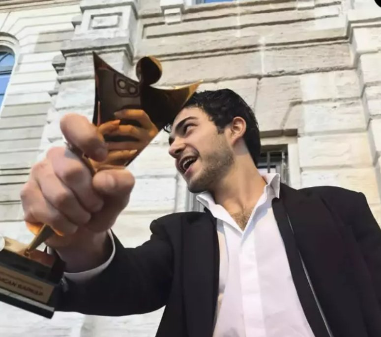 "Kızılcık Şerbeti"nin Metehan’ı Rahimcan Kapkap’tan Ödül Konuşması: “Senin için baba.. gururlan.."