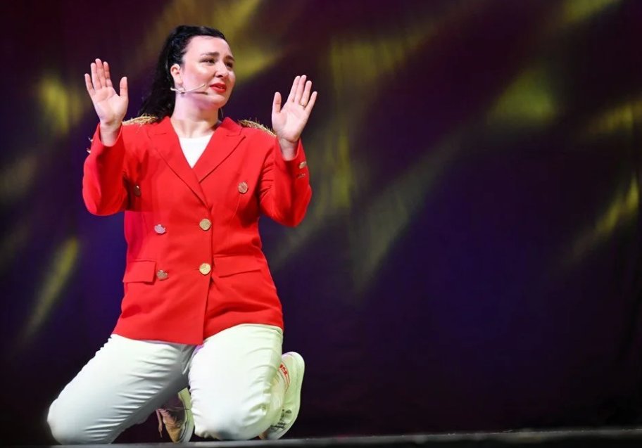 Yasemin Sakallıoğlu'nun 10 bin seyircili gösterisinde ilk kez ailesi de olacak!