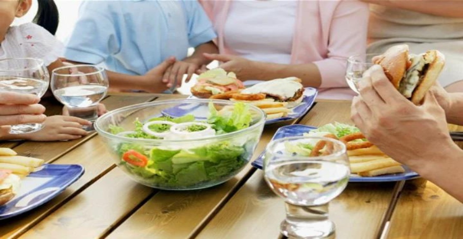 yemekle içilen su zararlımı