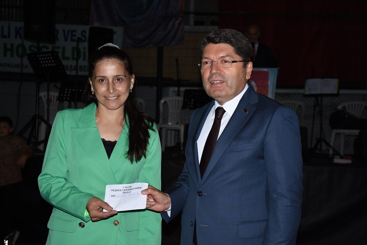 Adalet Bakanı Yılmaz Tunç, Bartın'ın Ulus ilçesi Abdipaşa beldesinde belediye tarafından halı...