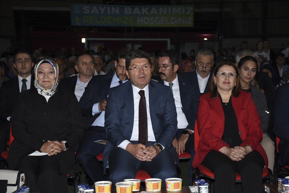 Adalet Bakanı Yılmaz Tunç, Bartın'ın Ulus ilçesi Abdipaşa beldesinde belediye tarafından halı...