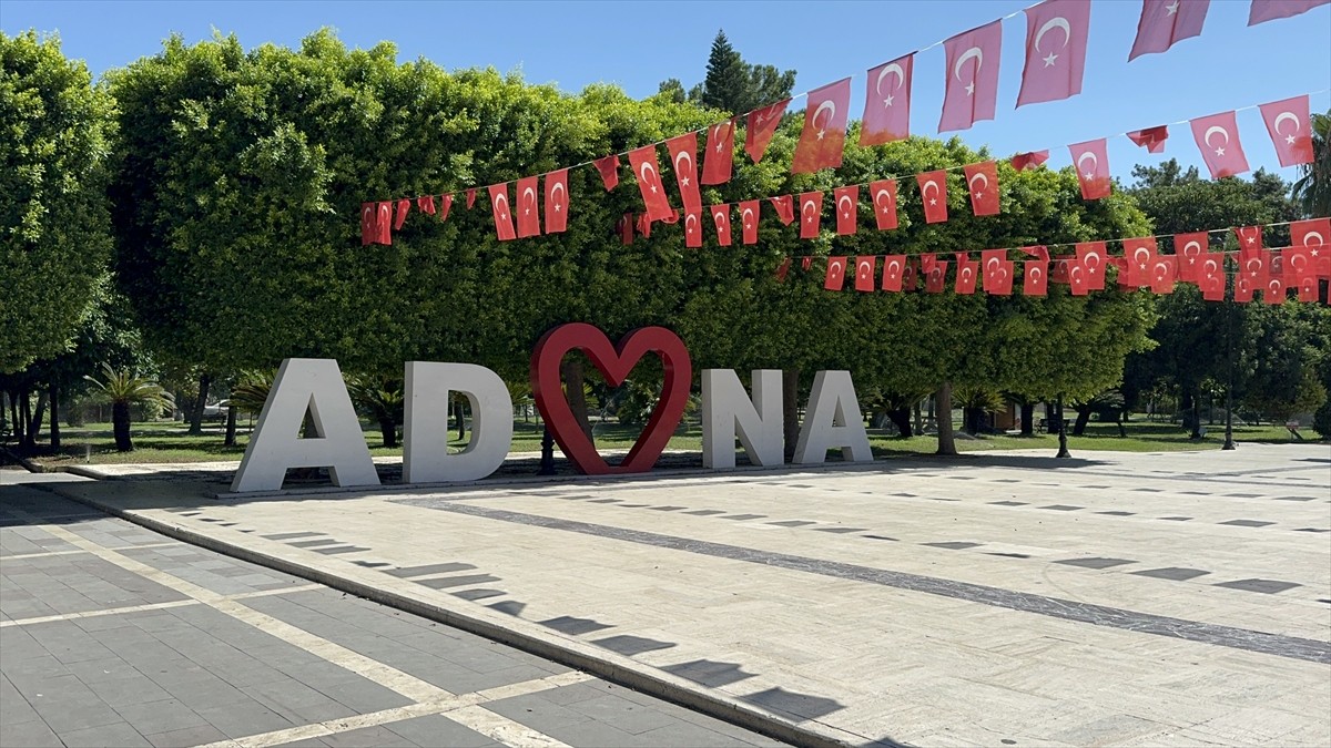 Adana'da etkisini sürdüren sıcak hava vatandaşları bunaltıyor. Kentte gün ortasında hava sıcaklığı...