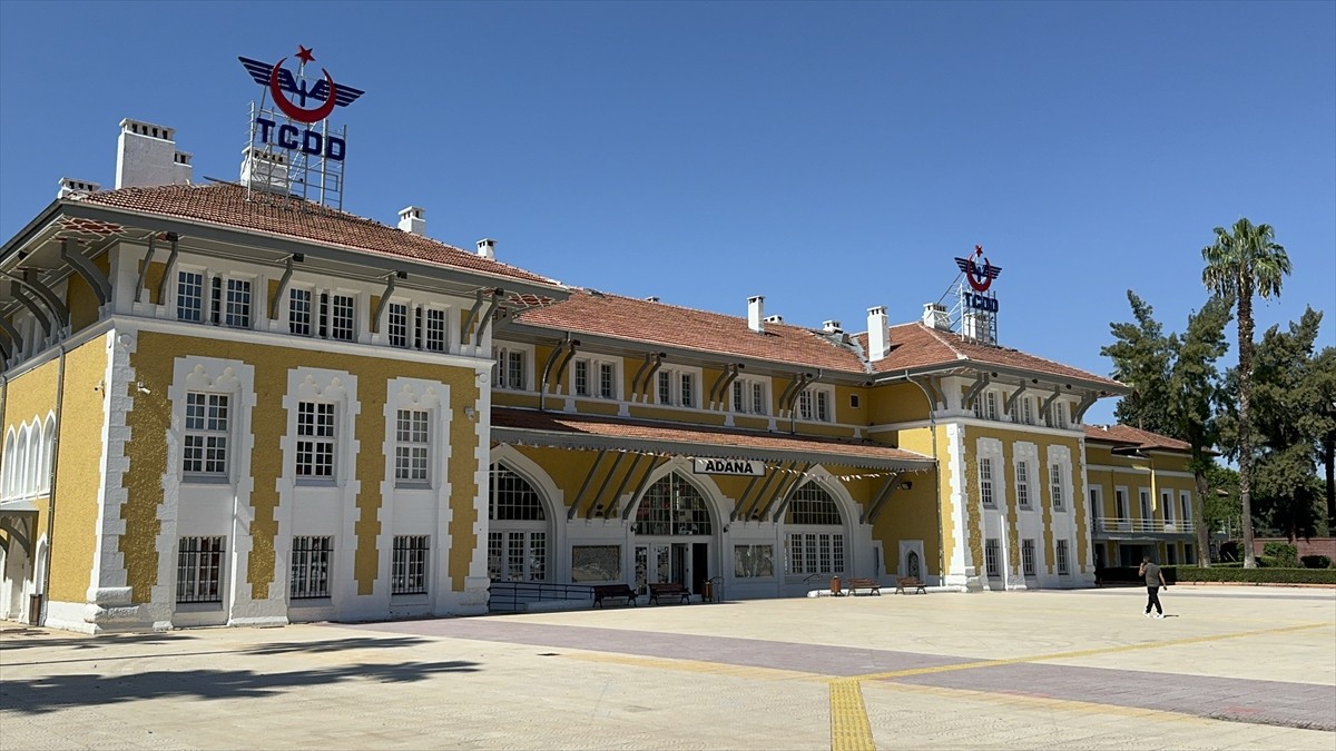 Adana'da etkisini sürdüren sıcak hava vatandaşları bunaltıyor. Kentte gün ortasında hava sıcaklığı...