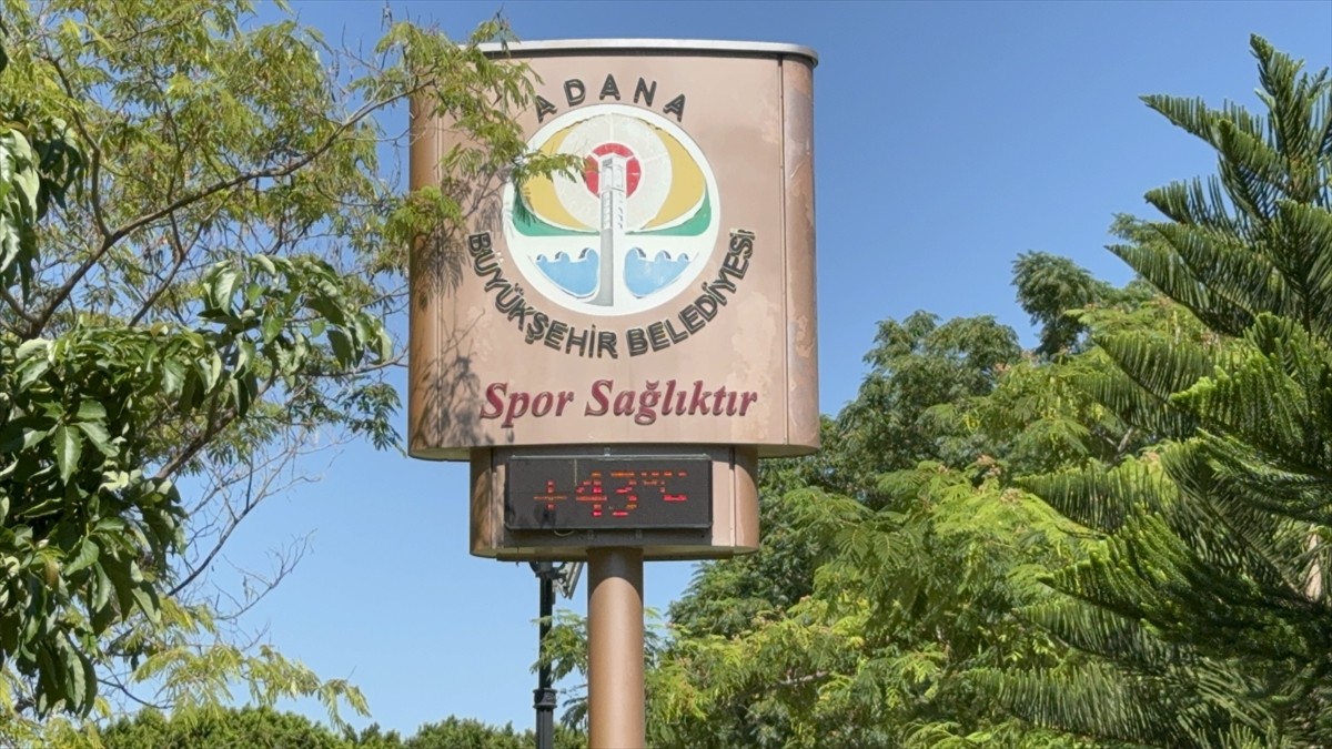 Adana'da etkisini sürdüren sıcak hava vatandaşları bunaltıyor. Kentte gün ortasında hava sıcaklığı...