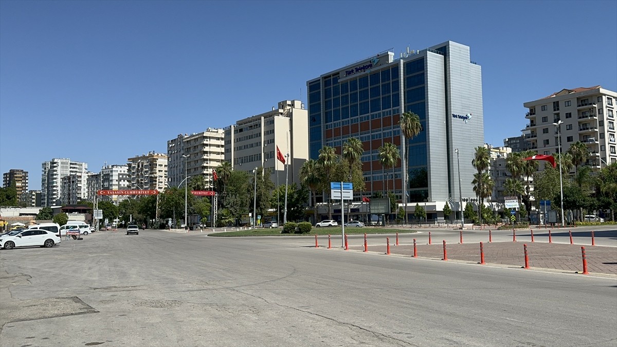 Adana'da etkisini sürdüren sıcak hava vatandaşları bunaltıyor. Kentte gün ortasında hava sıcaklığı...