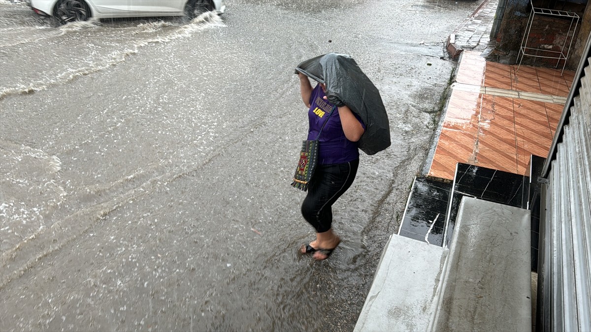 Adana'da sabah saatlerinde başlayan sağanak etkili oldu. Sağanak nedeniyle bazı cadde ve...