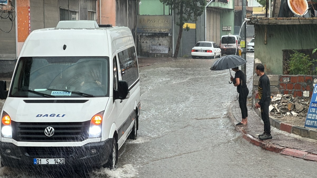 Adana'da sabah saatlerinde başlayan sağanak etkili oldu. Sağanak nedeniyle bazı cadde ve...