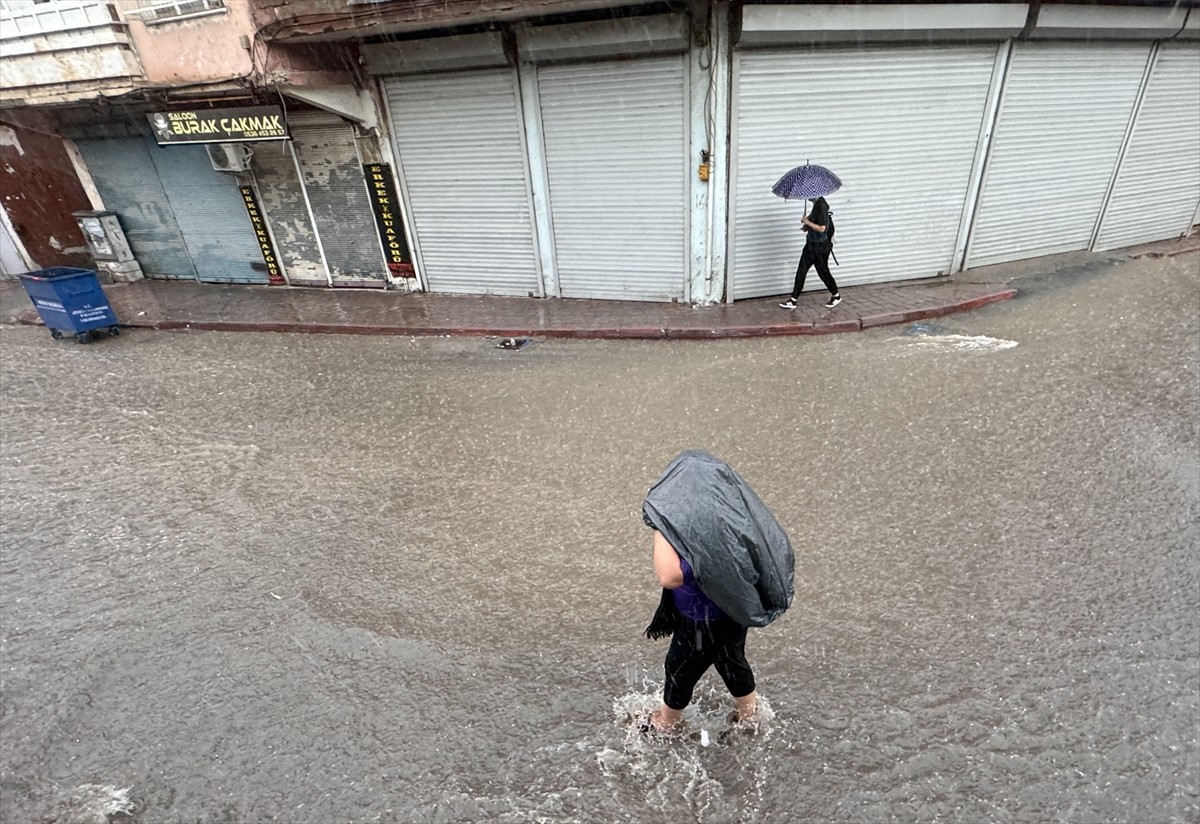 Adana'da sabah saatlerinde başlayan sağanak etkili oldu. Sağanak nedeniyle bazı cadde ve...