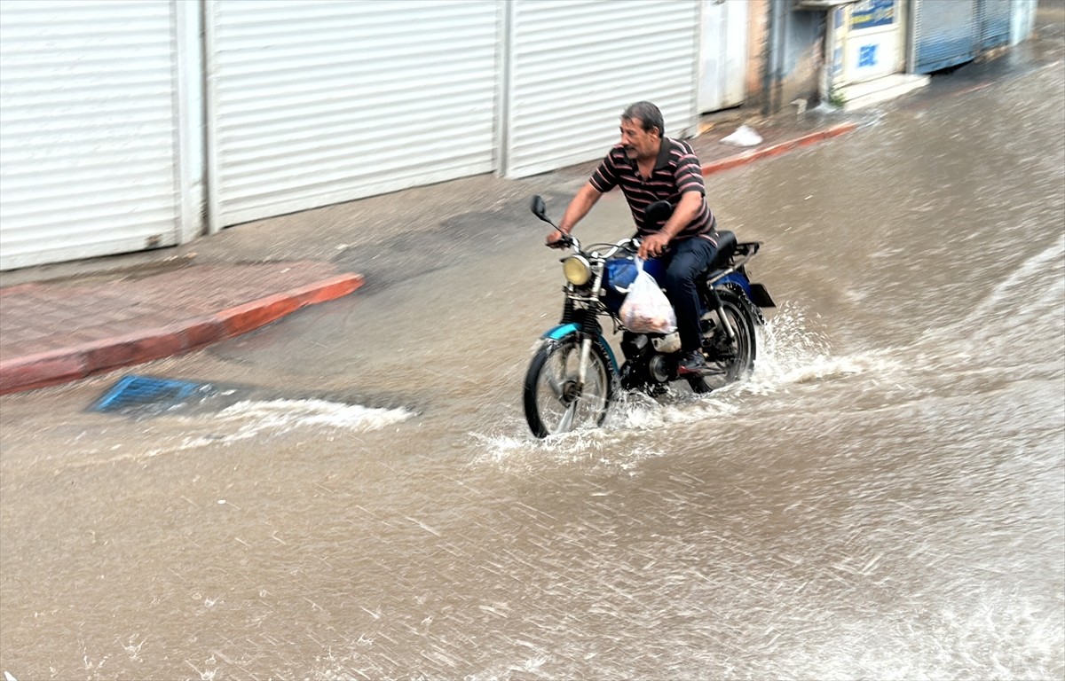 Adana'da sabah saatlerinde başlayan sağanak etkili oldu. Sağanak nedeniyle bazı cadde ve...