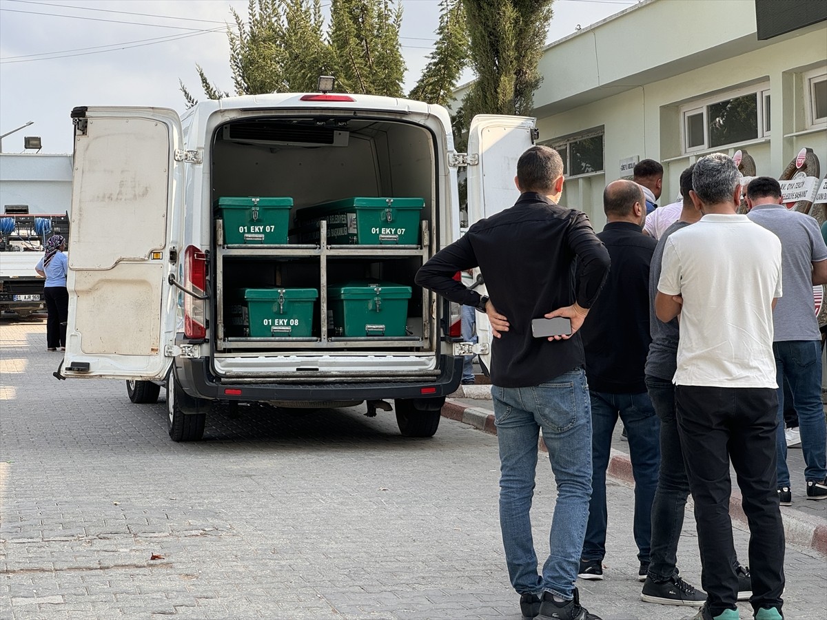 Adana'nın merkez Çukurova ilçesinde, köprüden baraj gölüne düşen otomobilde hayatını kaybeden...