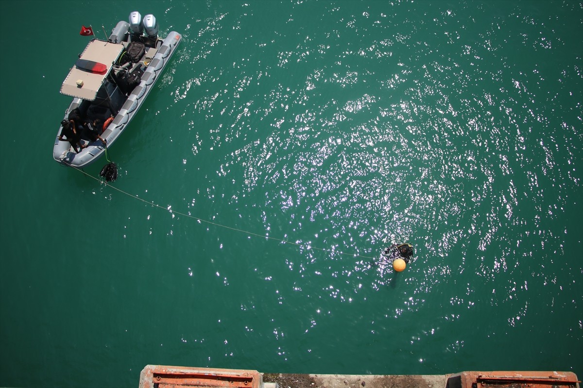 Adana'nın merkez Çukurova ilçesinde, köprüden baraj gölüne düşen otomobilde oldukları...